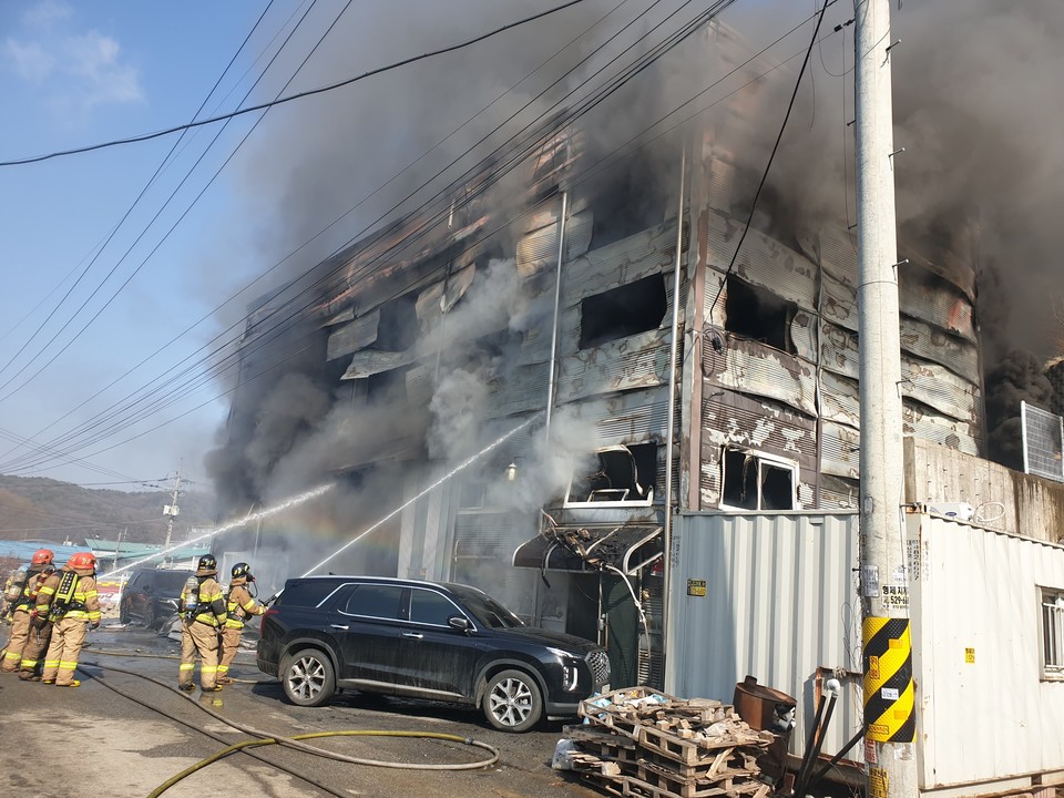 14일 오전 11시께 남양주시 진건읍의 한 사무용품 보관 창고에서 불이 나 40대 남성이 2도 화상을 입는 부상을 입었다. (사진제공=경기도북부소방재난본부)