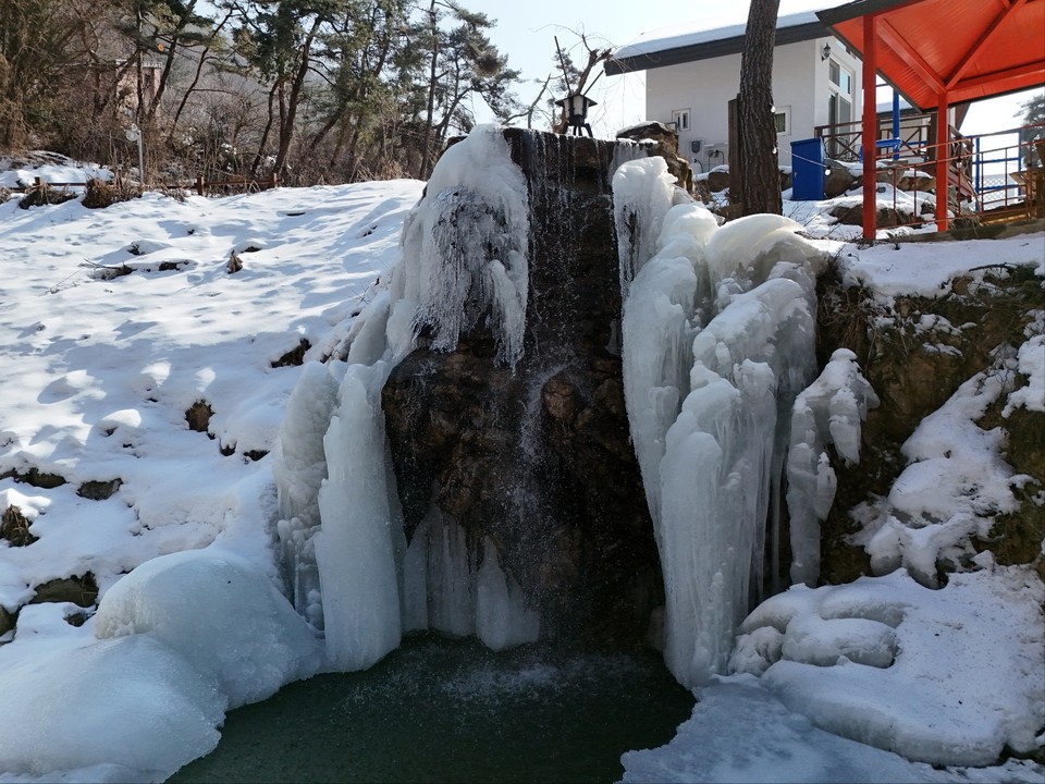 주말인 15일 토요일 수도권(경기·인천) 지역은 대체로 흐리겠고, 서해5도는 구름 많다가 오후부터 맑아지겠다. 또 아침에는 인천과 경기서해안에 짙은 안개 끼는 곳이 있겠다. 한낮 기온이 10도까지 오르면서 포근하겠지만, 하늘은 미세먼지가 극성을 부리면서 탁할 것으로 예상된다. (사진=중앙신문DB)