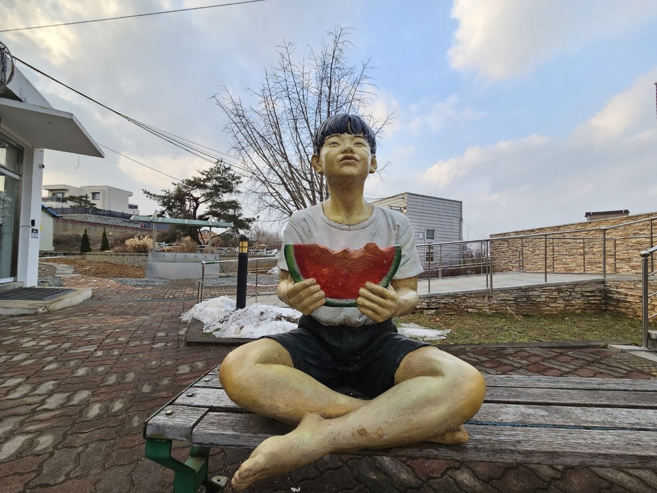 웃다리문화촌은 학생 수 감소로 폐교된 평택시 서탄면 금각초등학교(1945.10.1.~2000.8.31)를 평택시가 지난 2006년 평택교육지원청으로부터 무상 임차해 평택문화원이 시민을 위한 문화와 예술, 자연생태가 공존하는 복합문화공간으로 조성하고 개방한 시설물이다. (사진=김종대 기자)