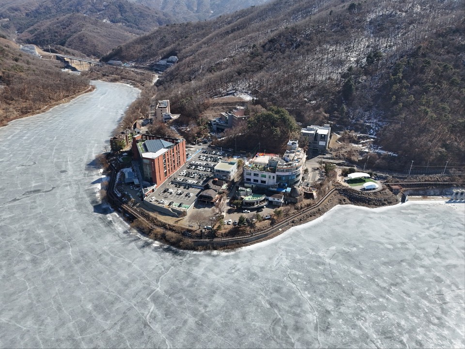 절기상 우수를 하루 앞둔 17일 오후 12시50분께 남양주시 오남읍에 위치한 오남저수지가 꽁꽁 얼어 있다. (사진=이건구 기자)