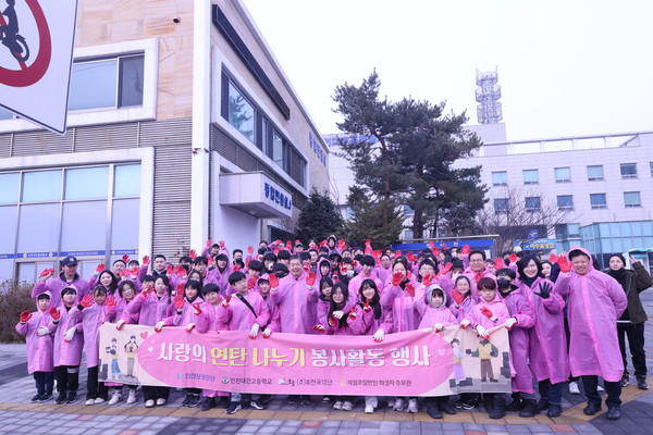 인천환경공단이 15일 미추홀구 용현 학익지구에서 공단 직원들과 지역 자원봉사자 약 100명이 연탄 2000장을 전달했다. (사진제공=인천환경공단)