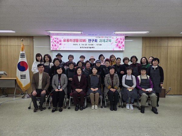 인천 옹진군이 지난 14일 농업기술센터에서 유용미생물(EM)연구회 회원들을 대상으로 ‘EM제품 만들기’과제교육을 실시했다. (사진제공=옹진군)