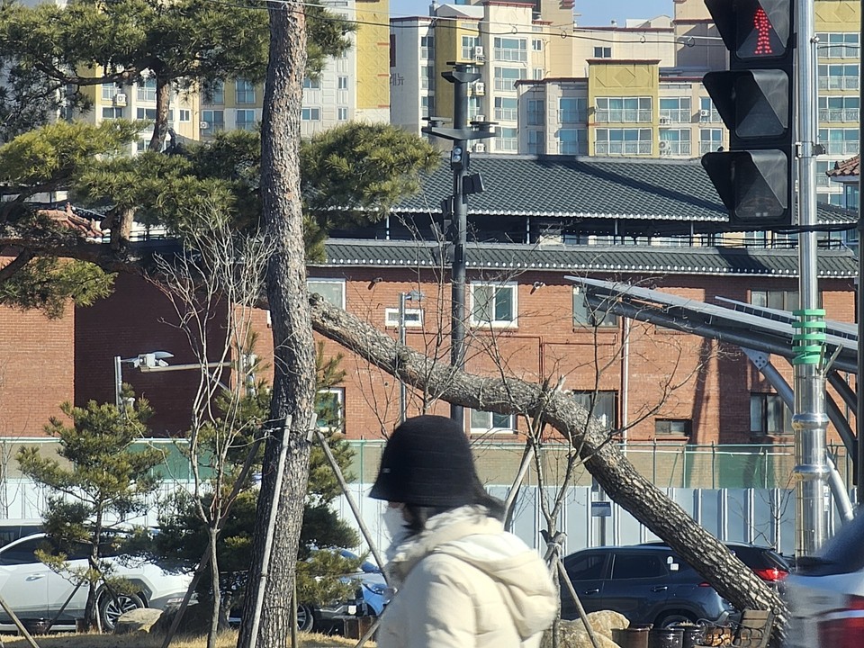 '꽁꽁 싸매고' 절기상 '우수'인 18일 화요일 수도권(경기·인천) 지역은 오늘보다 더 춥겠다. 바람도 강하게 불어 체감온도는 더욱 낮겠고, 하늘은 대체로 맑은 날씨를 보이겠다. 다음날인 19일 수요일은 더 추울 것으로 예보됐다. 바람이 강하게 불자 한 시민이 완전무장한 채 걷고 있다. (사진=중앙신문DB)