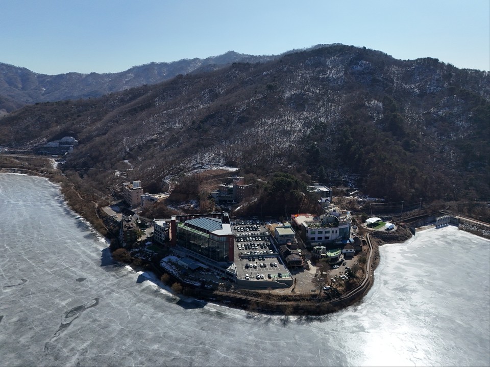 17일 오후 1시45분께 찾은 남양주시 오남읍에 위치한 오남호수공원이 절기상 '우수'를 하루 앞두고 꽁꽁 얼어있다. (사진=이건구 기자)