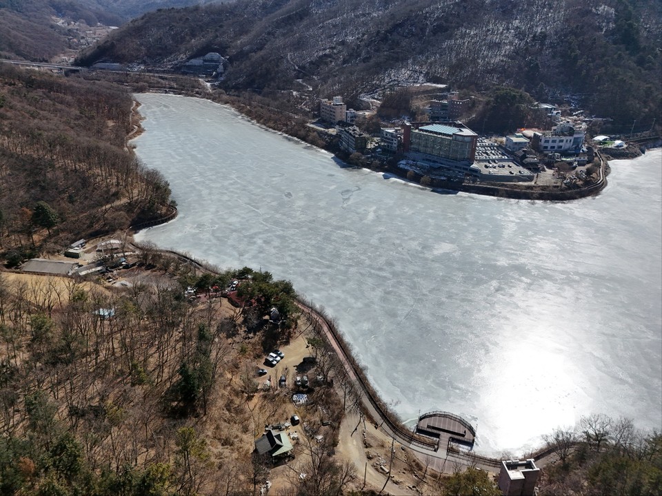17일 오후 1시45분께 찾은 남양주시 오남읍에 위치한 오남호수공원이 절기상 '우수'를 하루 앞두고 꽁꽁 얼어있다. (사진=이건구 기자)