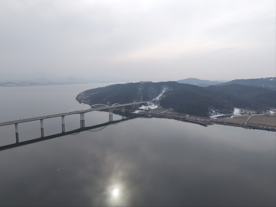 흐리고 미세먼지 가득했던 지난 15일 오후 3시10분께 찾아가 본 평택시 현덕면과 팽성읍을 연결하는 길이 1.35㎞, 왕복 4차선인 평택국제대교는 평택시에 위치한 대형 교량으로, 평택항과 그 주변 지역의 교통을 원활히 연결하기 위해 건설됐다. (사진=김종대 기자)