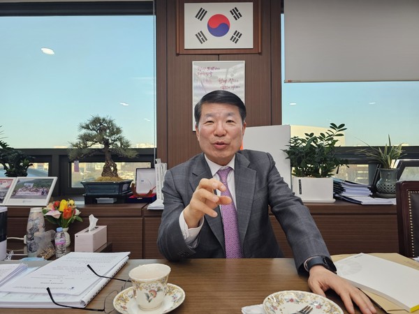 백경현 구리시장이 지역경제 활성화를 2025년 최대 주요 과제로 꼽으며 지역 소상공인 지원정책 수립에 관해 설명하고 있다. (사진=이건구 기자)