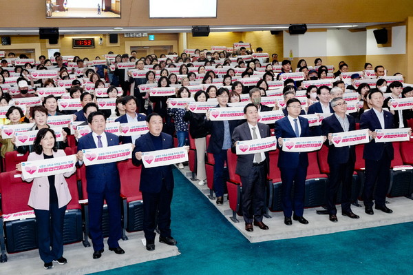지난 2023년 10월 개최된 새빛안전지킴이 꿈 한마당 행사에서 새빛안전지킴이들이 기념촬영을 하고 있다. (사진제공=수원시)