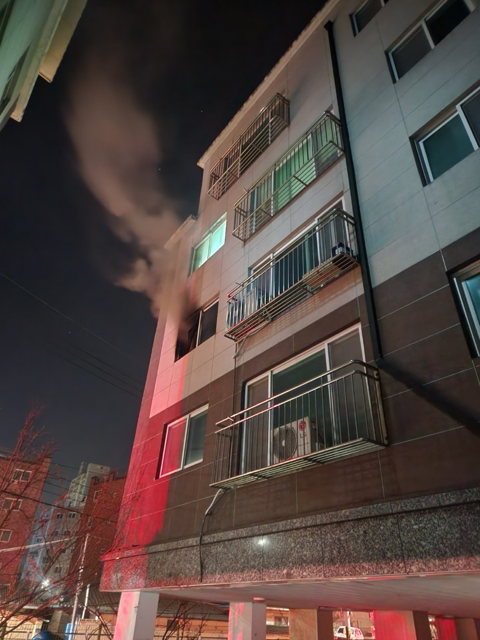 18일 새벽 2시43분께 포천시 신북면 필로티구조의 한 5층짜리 빌라 3층 세대에서 방화로 의심되는  불이 나 신고를 받고 출동한 소방당국에 의해 약 26분 만인 오전 3시9분께 모두 진화됐다. (사진제공=경기도북부소방재난본부)