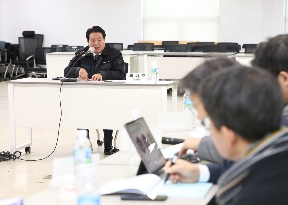 안양시가 18일 안양종합운동장 혁신을 위한 공공복합체육시설 건립 타당성 조사 및 기본계획 수립 용역을 본격적으로 시작했다. 최대호 안양시장은 같은 날 자신의 페이스북 계정 글을 통해 '안양종합운동장 혁신의 필요성과 방향성을 제시하며, 안양의 미래를 준비하는 비전'을 강조했다. (사진=최대호 안양시장 페이스북)