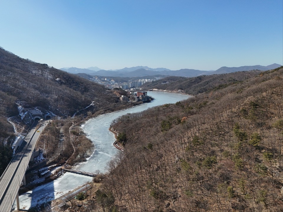 19일 수요일 수도권(경기·인천) 지역은 밤사이 기온이 더 내려가 오늘보다 더 춥겠고, 바람도 강하게 불어 대기가 점차 건조해지겠다. 하늘은 대체로 맑은 것으로 보인다. 수도권기상청은 대기건조로 인한 산불 등 화재에 대한 유의를 당부했다. 사진은 17일 오후 꽁꽁 언 남양주시 오남저수지 전경. (사진=중앙신문DB)