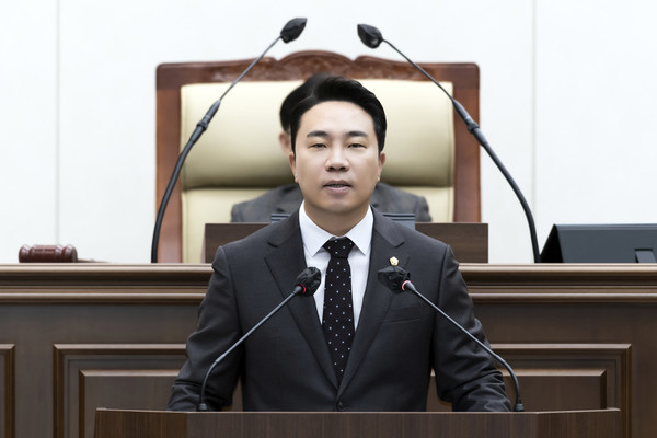 배강민 의원이 제255회 임시회 제2차 본회의 '5분 자유발언'을 통해 지난 민선8기 시정 운영 문제점을 지적하고 있다. (사진제공=김포시의회)