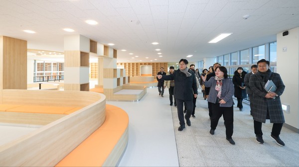 도성훈 인천광역시교육감이 17일 학부모 및 개교업무추진단과 함께 3월 개교 예정인 인천은송중학교 신축 현장을 방문, 개교 준비 상황을 점검했다. (사진제공=인천시교육청)