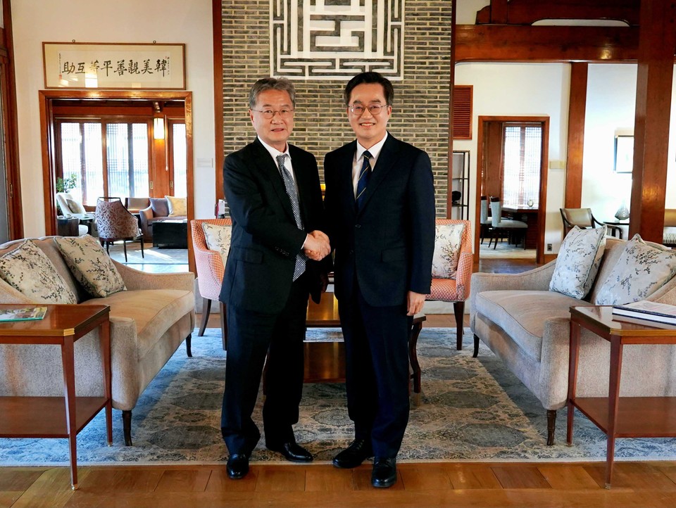 김동연 경기도지사가 18일 조셉 윤 주한 미국 대사대리를 만나 굳건한 한미동맹을 재확인하고, 경기도와 미국 간 협력방안을 논의했다. (사진제공=경기도)