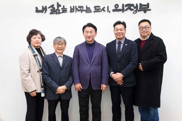 김동근 의정부시장, 의정부시사회복지사협회 신임 회장과 지역 복지 발전 논의