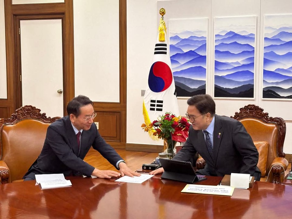 유정복 인천시장이 19일 대한민국 17개 시도지사협의회장 자격으로 우원식 국회의장을 만나 정국 안정과 민생 경제 회복을 위한 국회와 지방정부의 역할에 대해 논의했다. (사진=유정복 인천시장 페이스북)