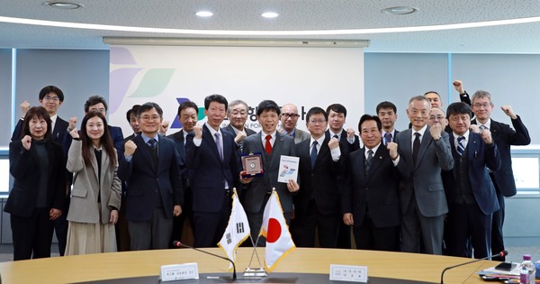 일본 아이치현 미카와항 사절단이 20일 인천항만공사 사옥을 방문해 양 항만의 운영 현황을 공유하고, 상호 협력방안을 심도 있게 논의했다. (사진제공=인천항만공사)