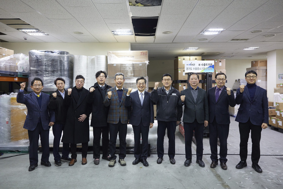 20일 오후 예선테크에서 열린 경기도 수출 중소기업 현장 간담회에서 김동연 지사와 도내 수출 중소 유망기업 대표 등과 함께 기념촬영을 하고 있다. (사진제공=경기도의회)