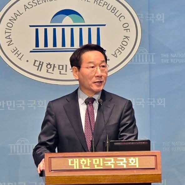 대한민국 시도지사협의회장을 맡고 있는 유정복 인천시장이 21일 국회에서 기자회견을 열고, 이재명 더불어민주당 대표의 개헌 반대 발언에 대해 강력한 비판의 목소리를 냈다. (사진=유정복 인천시장 페이스북)