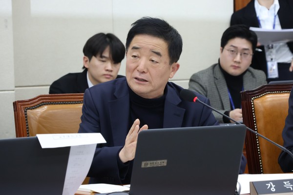 치매 등 정신질환을 앓는 운전자가 교통사고를 내는 사건이 늘어나자 국회에서 운전자의 면허관리를 강화하는 법안을 냈다. 사진은 강득구 의원. (사진제공=강득구 의원실)