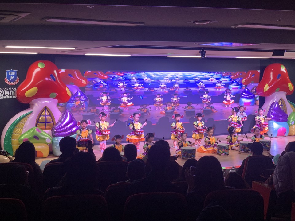 22일 오전 10시39분께 양주시의 한 대학교 강당에서 유아원 어린이들의 재롱잔치가 열렸다. (사진=강상준 기자)