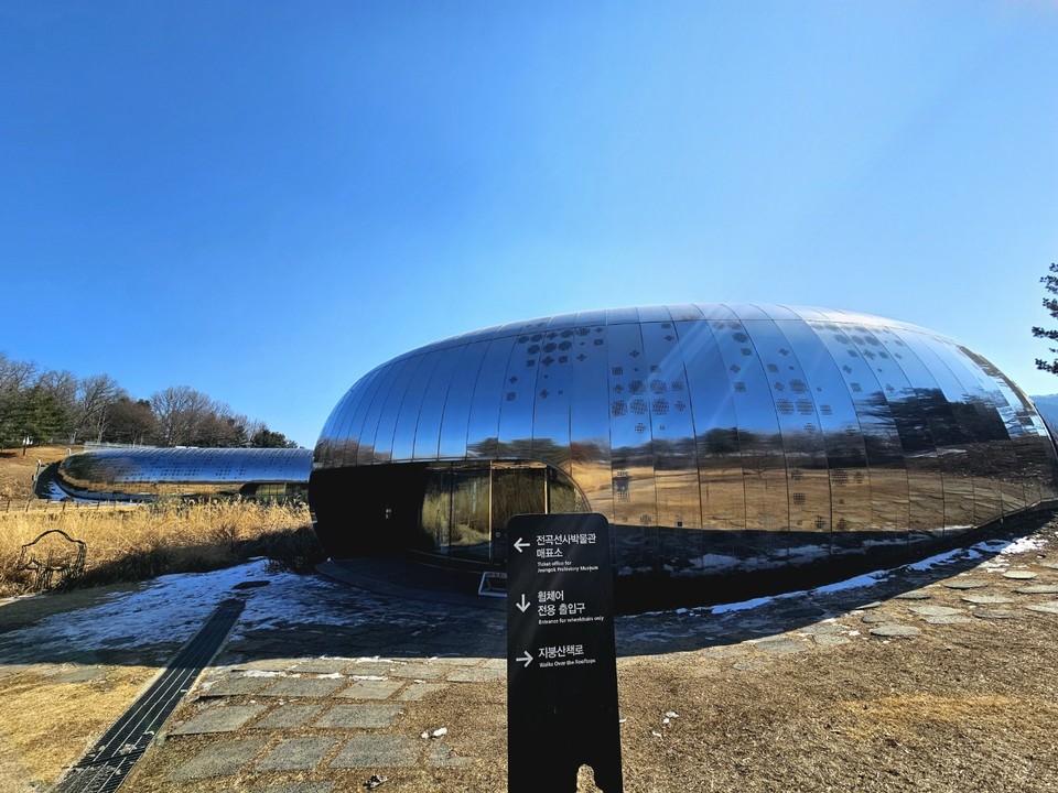 전곡선사박물관은 연천군 전곡읍에 위치한 선사시대 유적과 관련된 박물관으로, 여기엔 한반도에서 가장 중요한 구석기 유적지 중 하나인 연천 전곡리 유적을 기반으로 설립됐다. 쉽게 표현해 박물관을 천천히 둘러본다면, 아주 오래전 사람들이 어떻게 살았는지 알 수 있는 공간으로 마련된 곳이다. (사진=오기춘 기자)