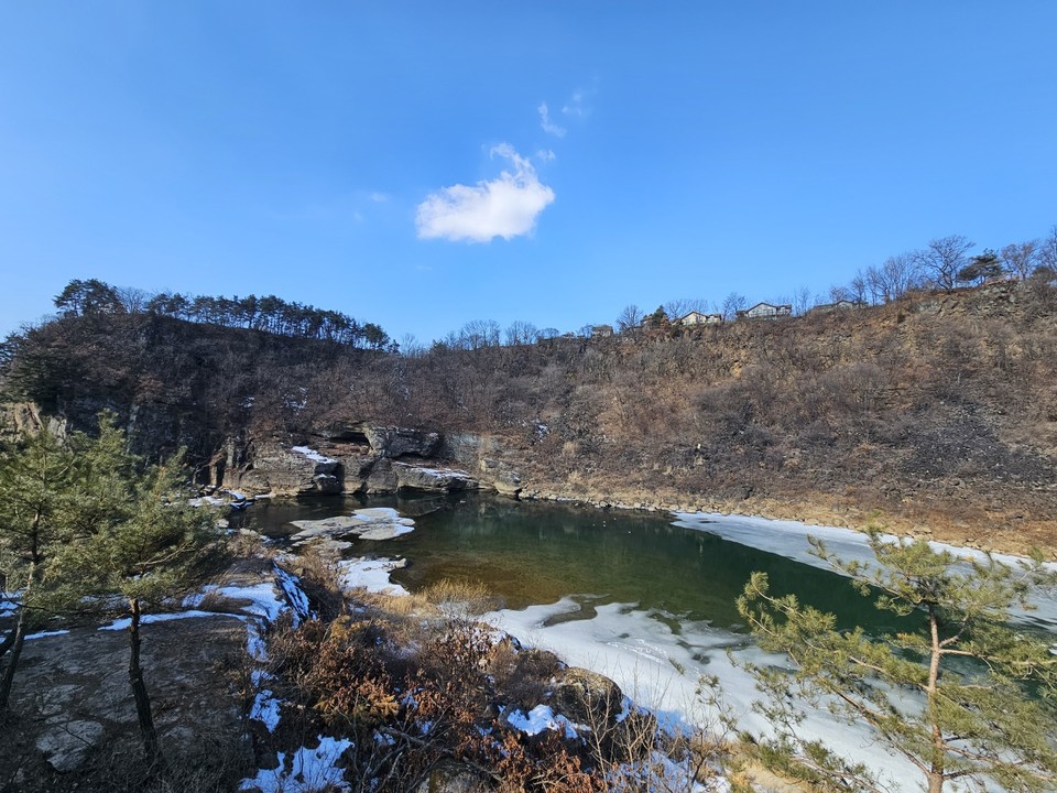 25일 화요일 수도권(경기·인천) 지역은 계속 이어지던 추위가 다소 풀리겠다. 또 강풍으로 인해 대기가 매우 건조하겠다. 수도권기상청은 산불 등 화재 위에 각별한 주의를 당부했다. 당분간 수도권 지역의 강풍은 지속될 것으로 전망된다. 사진은 서서히 녹고 있는 한탄강. (사진=오기춘 기자)