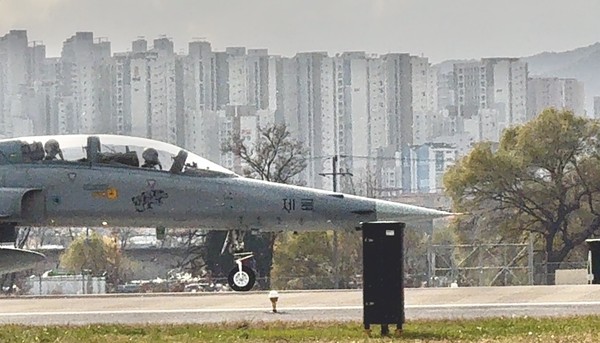 수원 군공항에서 KF-5E 전투기가 활주로에서 이동을 하고 있다. 저멀리 서수원의 아파트 단지가 보인다, (사진=순정우 기자)