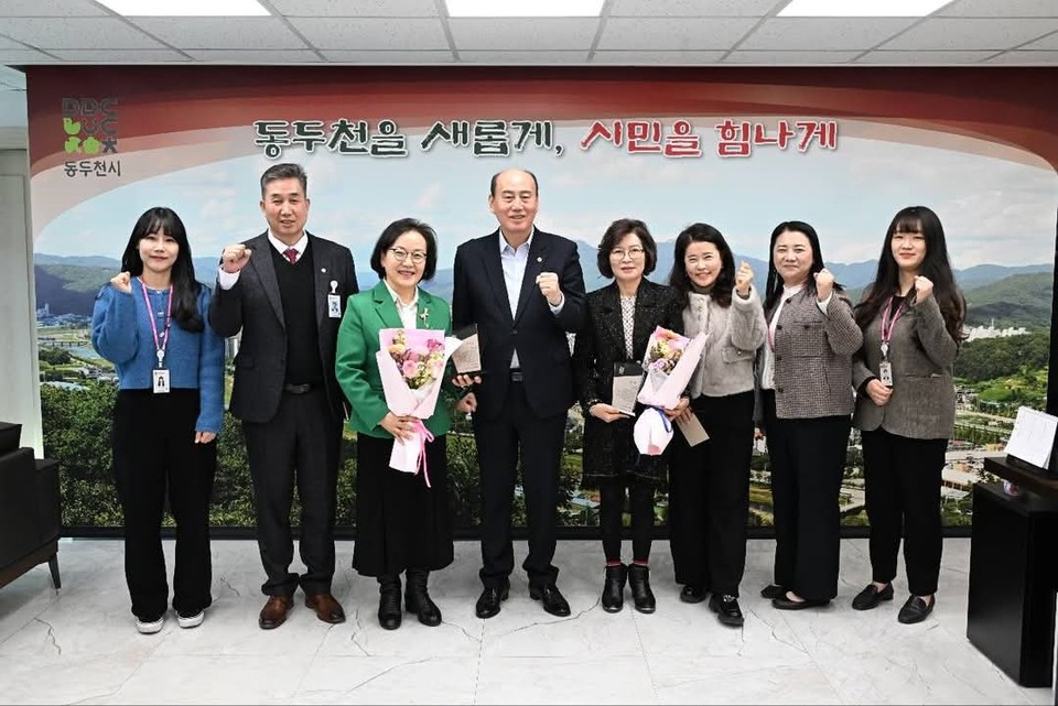 박형덕 동두천시장이 정년퇴임을 맞이한 사동초등학교 백연화 교장과 보산초등학교 현미영 교장에게 감사의 마음을 전했다. (사진=박형덕 동두천시장 페이스북)