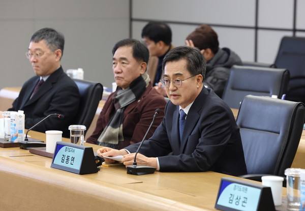 김동연 경기도 지사는 “수출기업의 애로사항 해결을 위해 경기도가 현장에서 신속하고 과감하게 진행될 수 있도록 최선을 다할 것”라며 경제문제 해결사를 자임했다. 사진은 12일 오후 삼성전자 평택 캠퍼스에서 열린 반도체 산업 분야 현장 간담회에서 김동연 지사 모습 (사진제공=경기도)