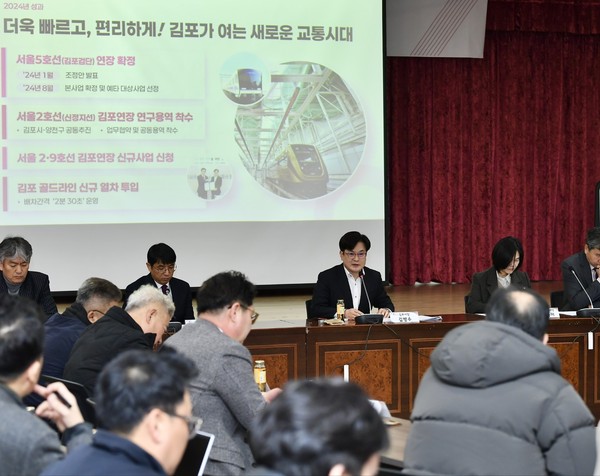김병수 시장이 24일 연두 언론 시정 기자회견을 열고 올해 김포시정 방향을 설명하고 있다.(사진제공=김포시청)
