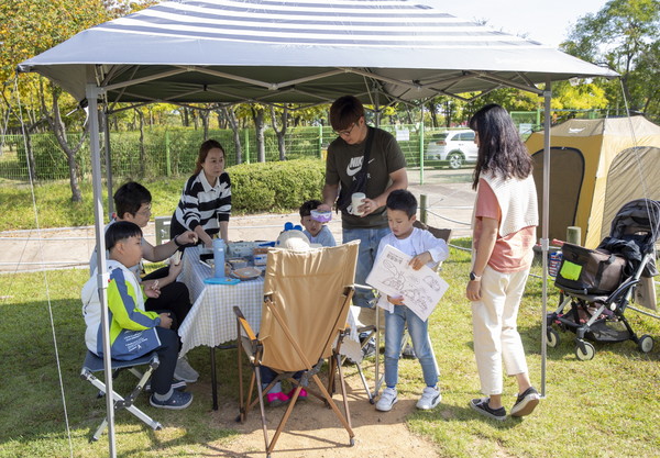 인천환경공단 자원순환지원센터는 따뜻한 봄을 맞아 내달 1일부터 11월 30일까지 주민편익시설인 ‘송도스포츠파크 캠핑장’을 개장한다. (사진제공=인천환경공단)
