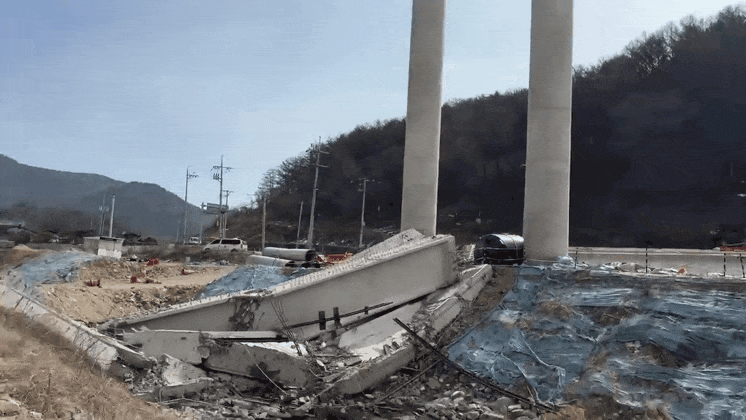 서울세종고속도로 안성구간 교량 붕괴사고와 관련해 김동연 경기도지사는 “가용 자원을 총동원해 인명구조를 최우선으로 하라”고 지시했다. 경기도소방재난본부는 현재 대응 2단계를 발령하고 충남소방본부와 공동 구조작업을 벌이고 있다. (영상제공=경기도소방재난본부)