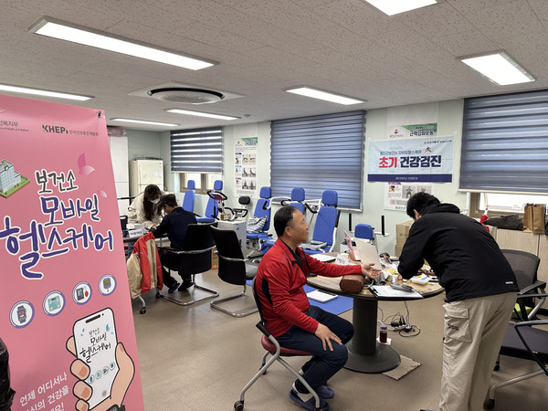 인천 옹진군이 내달 21일까지 지역사회 만성질환 이환율 감소 및 건강수명 연장을 위해 ‘2025년 모바일 헬스케어 사업’ 대상자 80명을 선착순으로 모집한다. (사진제공=옹진군)