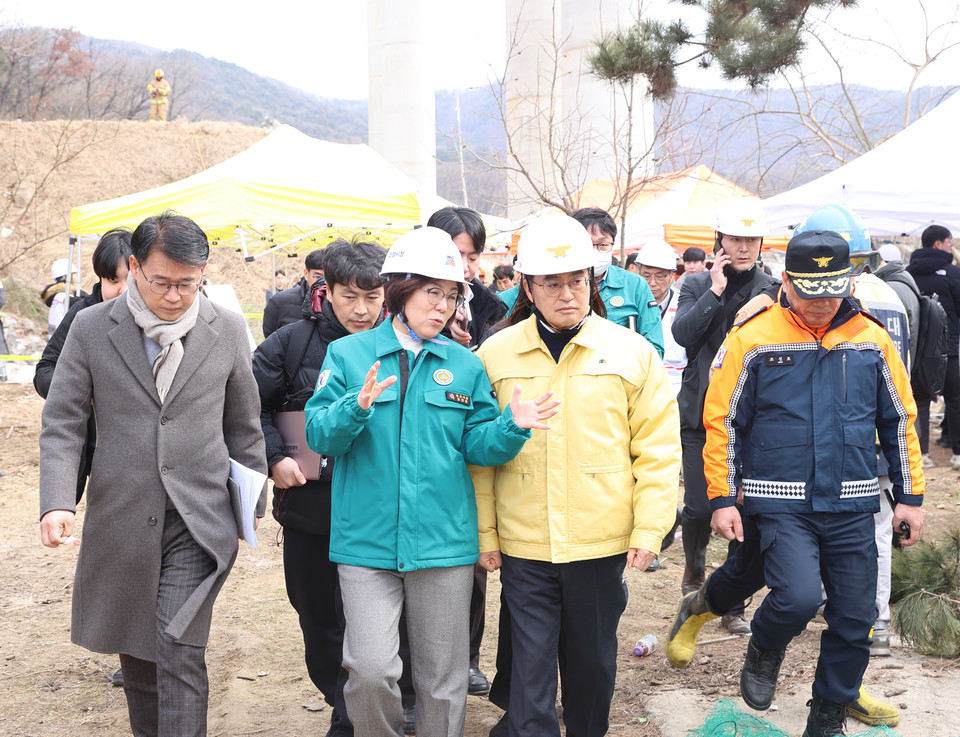 25일 오후 김동연 경기도지사가 안성시 고속도로 공사현장 교량상판붕괴현장을 방문해 사고상황을 점검하고 있다. (사진제공=경기도)