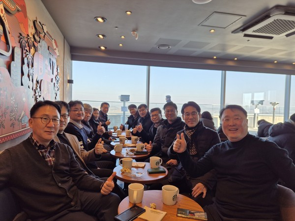 김포도시공사 직원들이 ‘스타벅스 김포애기봉생태공원점’에서 소통회를 열고 사업방행 등을 논의했다. (사진제공=김포도시관리공사)