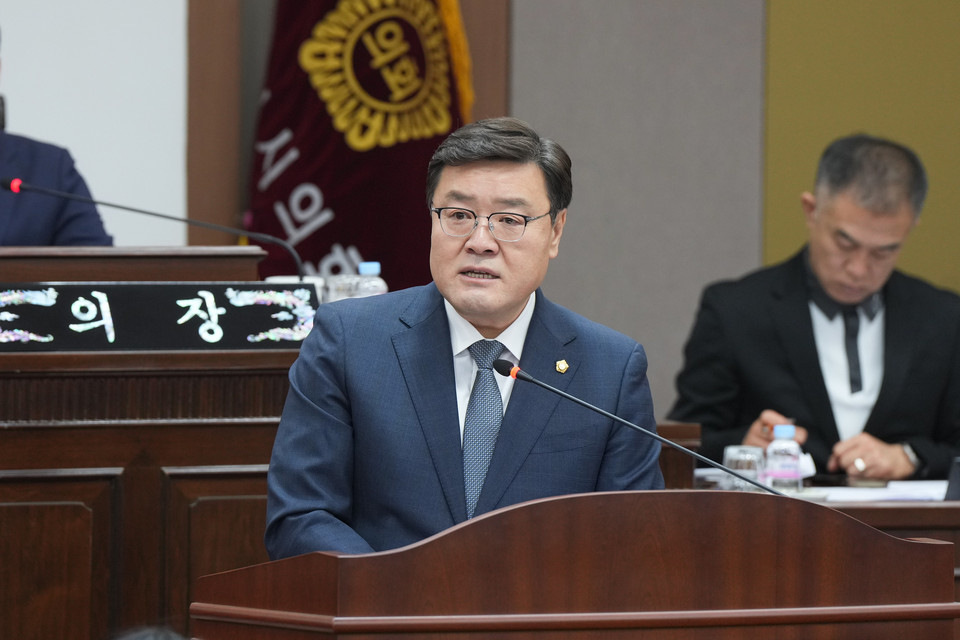 포천시의회 연제창 의원이 25일 제184회 임시회 제6차 본회의 시정질의에서 전 시민들의 소비촉진지원금 지급에 대한 질문을 집행부에 던졌다. (사진제공=포천시의회)