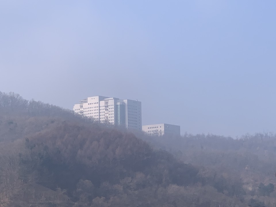 26일 오전 9시30분께 동두천시 불현동에서 바라본 하늘이 온통 뿌옇게 보이고 있다. (사진=오기춘 기자)