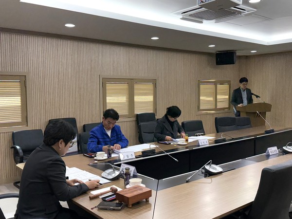 인천 동구의회가 26일 의원세미나실에서 ‘의원연구단체 운영심사위원회’를 개최했다. (사진제공=동구의회)
