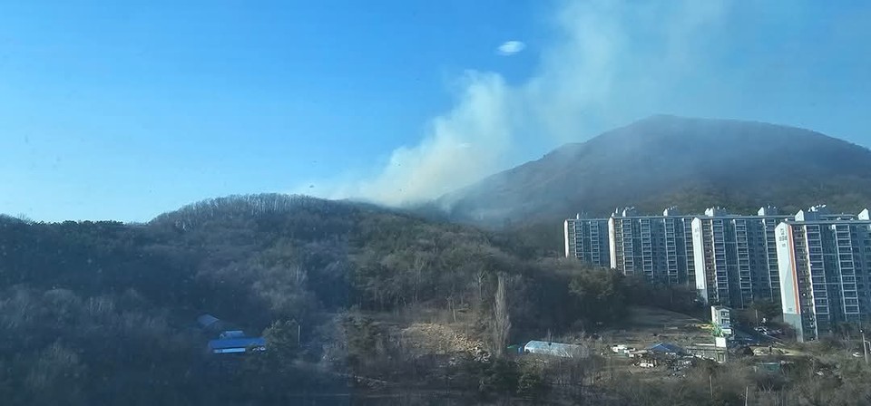 26일 오후 4시12분께 광주시 회덕동의 한 야산에서 불이 나 신고를 받고 출동한 소방당국과 산림당국에 의해 약 1시간51분 만인 오후 6시3분께 모두 진화됐다. (사진=SNS)