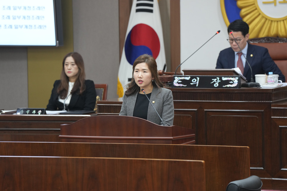 포천시의회 손세화 의원이 지난 26일 제184회 임시회 제7차 본회의에서 5분 자유발언에 나서 집행부가 추진하고 있는 농업정책이 농업재단의 무책임함 속에 변질된 처참한 상항을 우려한 가운데 농업재단 존재에 대한 의문과 더불어 강하게 지적하고 나섰다. (사진제공=포천시의회)