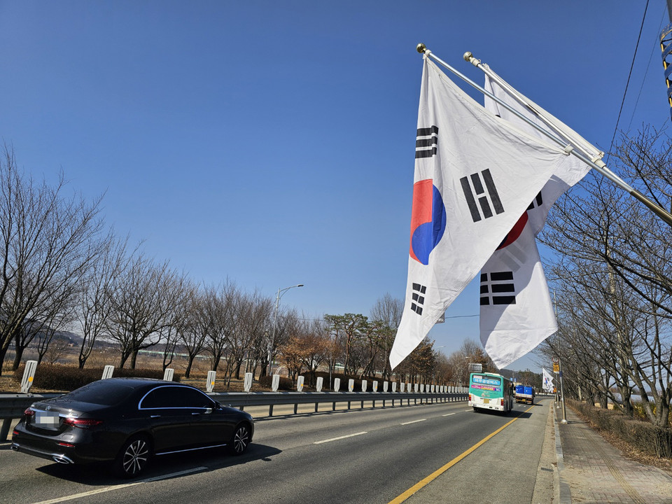 106주년 삼일절을 이틀 앞둔 27일 오전 11시 5분께 여주시 현암동의 한 도로변에 내걸린 우리나라 태극기가 이는 봄바람에 펄럭이고 있다. (사진=김광섭 기자)
