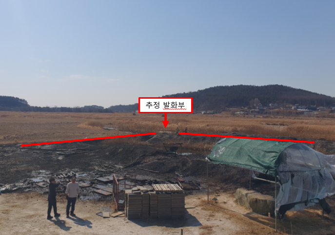 27일 오전 11시50분께 안산시 단원구 대부동의 간척지 내 공유수면에서 불이 나 간척지 내 갈대와 건초 약 2645m², 농막, 전동모터 등을 태우고 신고를 받고 출동한 소방당국에 의해 약 33분 만인 낮 12시23분께 모두 진화됐다. (사진제공=경기도소방재난본부)