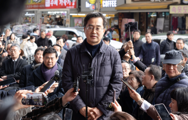 27일 오후 김동연 경기도지사가 서문시장에서 취재진의 질문에 답변을 하고 있다. (사진제공-경기도)
