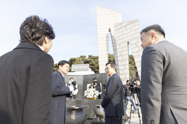 27일 오전 김동연 경기도지사가 2.28민주의거기념탑에 대한 설명을 듣고 있다.(사진제공=경기도)