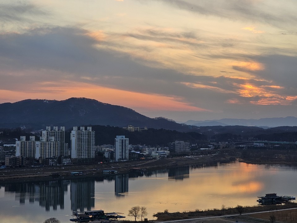 28일 금요일 수도권(경기·인천) 지역은 대체로 흐리다가 오후부터 가끔 구름 많겠다. 새벽부터 오전사이 인천과 경기서부지역, 서울, 경기북동부지역에 0.1㎜미만의 빗방울이 날리겠다. 또 기온이 올라 포근하겠고, 낮과 밤에 기온 차가 크겠다. 1일 낮부터 4일까지 비나 눈이 내려 그동안 이어졌던 건조특보는 사라질 것으로 예상된다. 사진은 전날(27일) 오후 6시16분께 여주 남한강 전경으로 꼭 가을 노을처럼 붉게물든 서쪽하늘. (사진=김광섭 기자)