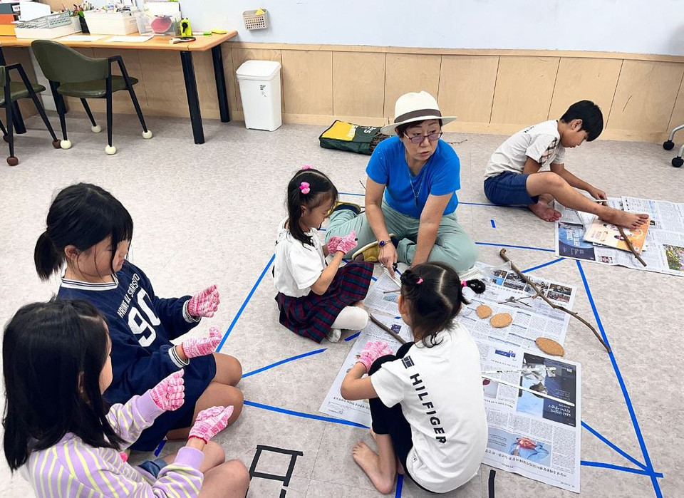 경기도가 마을공동체 돌봄문화 생태계 확산을 위해 오는 3월부터 아동돌봄 기회소득 지원 기준을 확대한다. (사진제공=경기도)