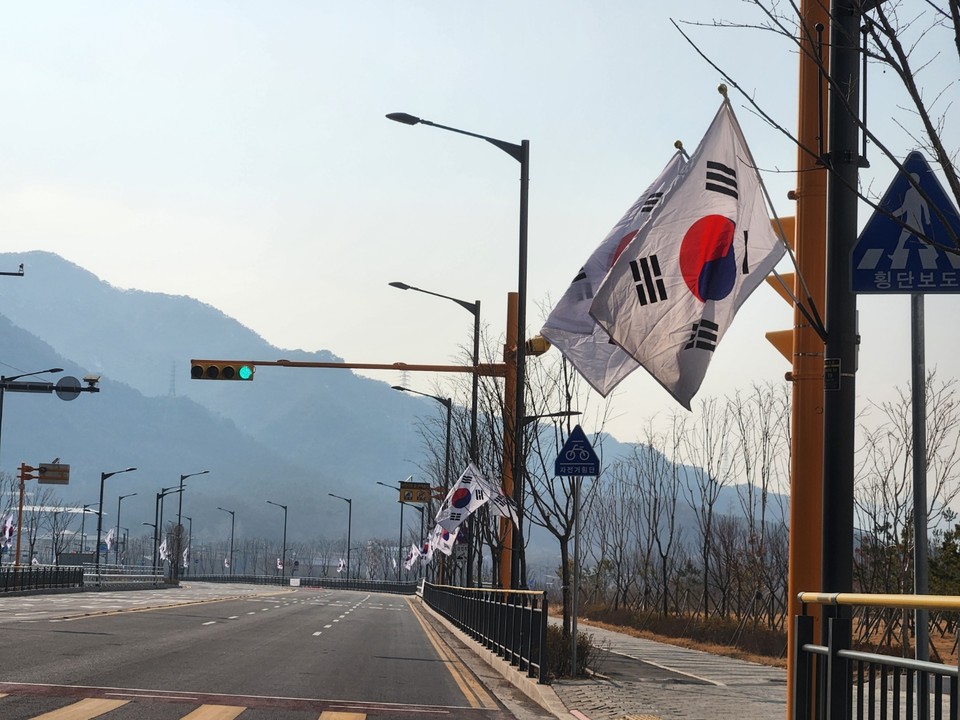 2월의 마지막 날인 28일 오후 4시20분께 의정부시 산곡동 서광로변에 제106주년 삼일절을 알리는 태극기가 게시돼 있다. (사진=강상준 기자)