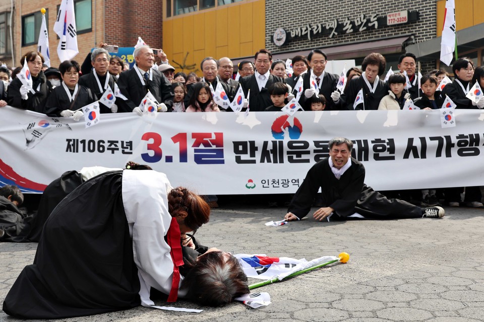 1일 오후 인천 동구 3.1 만세운동 재현 시가행진 중 일본 헌병이 만세 행렬을 저지하는 장면에서 독립운동가들의 결연한 모습이 재현되며 시민들에게 깊은 감동을 선사했다. (사진제공=동구)
