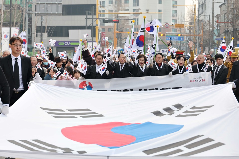 106년 전인 1919년 3월1일 자주독립을 위한 '대한독립 만세' 함성이 인천 동구 창영초등학교에서 다시 울려 퍼졌다. 사진은 김찬진 동구청장 기념사 모습. (사진제공=동구)
